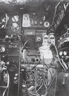 De apparatuur ingebouwd in de krappe cockpit van het toestel